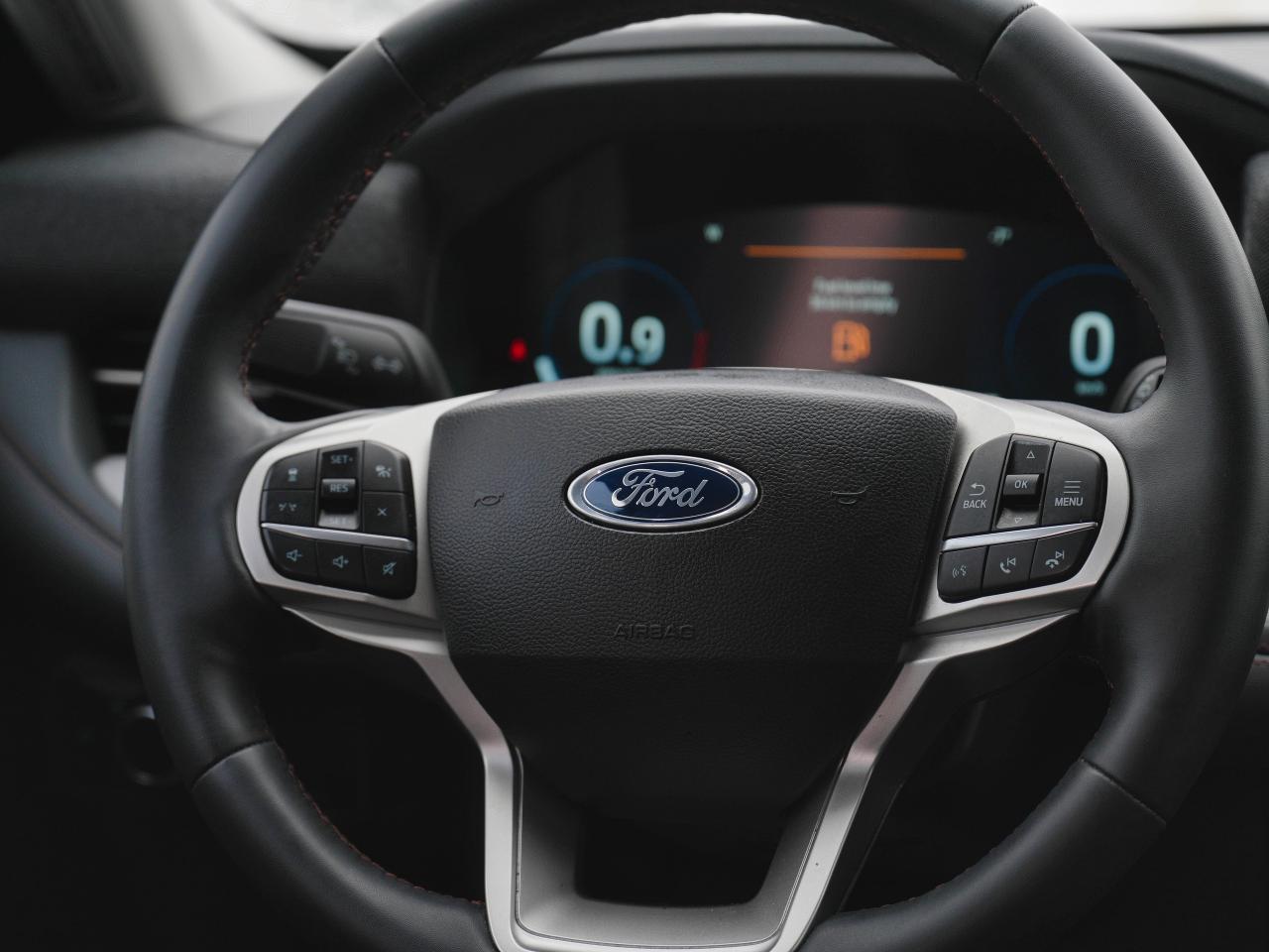 2025 Ford Explorer AWD | 7 PASS | NOT A RENTAL!! | LOW KM !! WARRANTY Photo