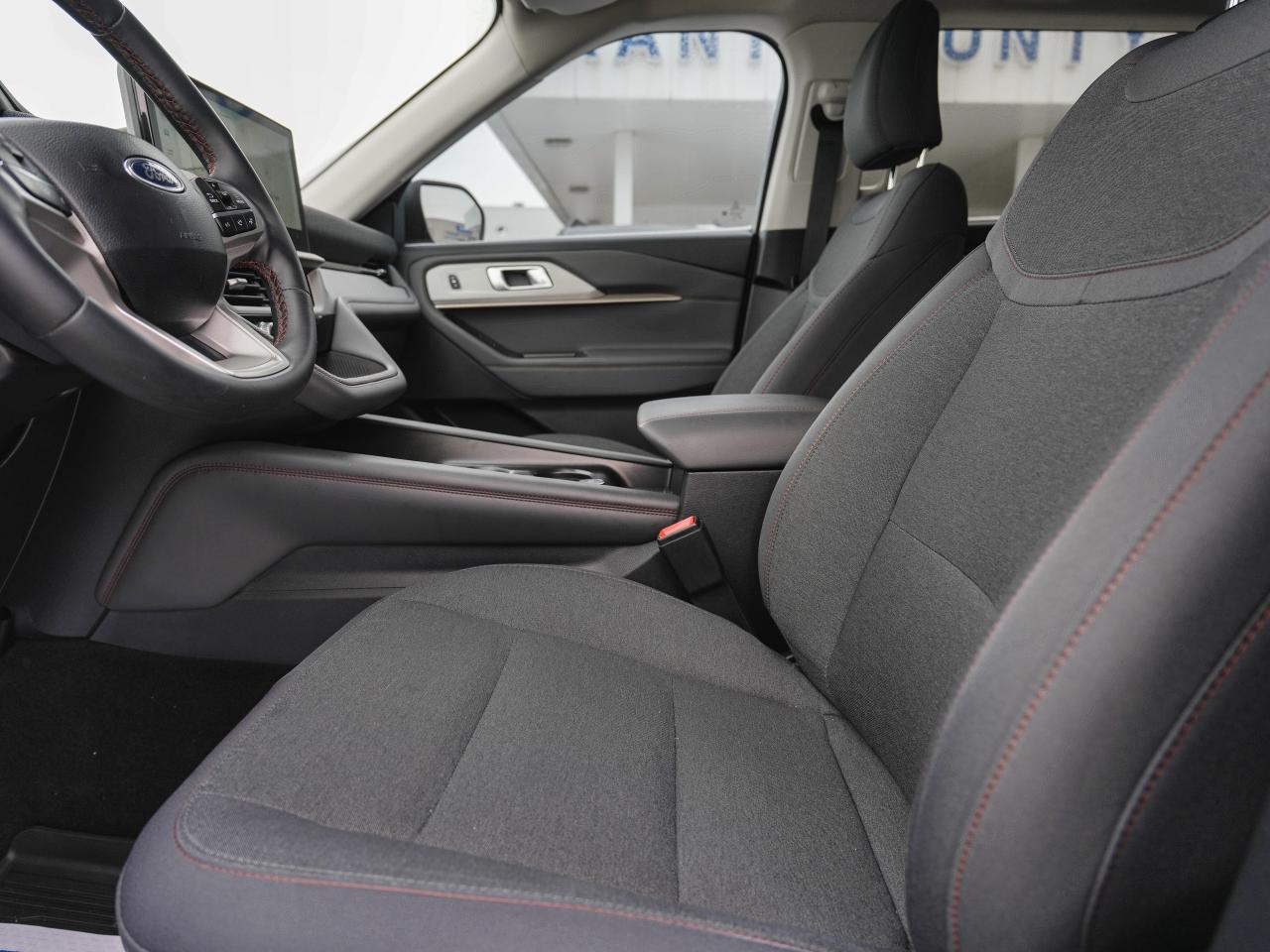 2025 Ford Explorer AWD | 7 PASS | NOT A RENTAL!! | LOW KM !! WARRANTY Photo