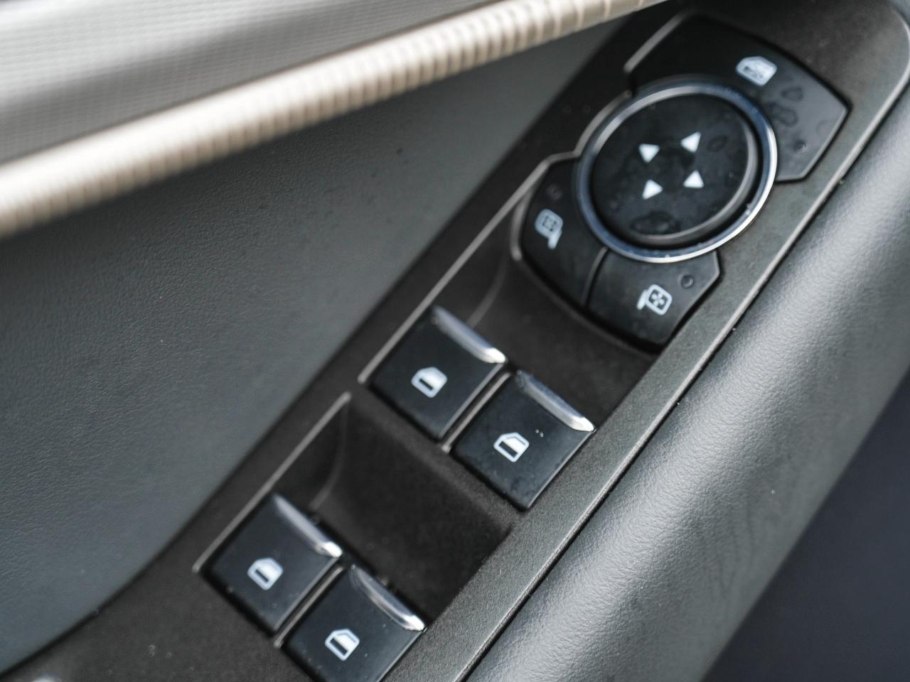 2025 Ford Explorer AWD | 7 PASS | NOT A RENTAL!! | LOW KM !! WARRANTY Photo