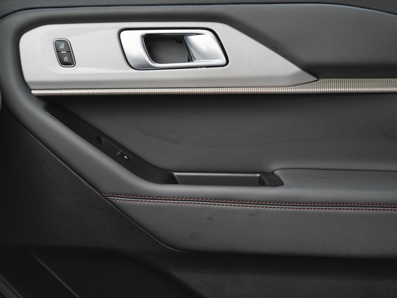 2025 Ford Explorer AWD | 7 PASS | NOT A RENTAL!! | LOW KM !! WARRANTY Photo