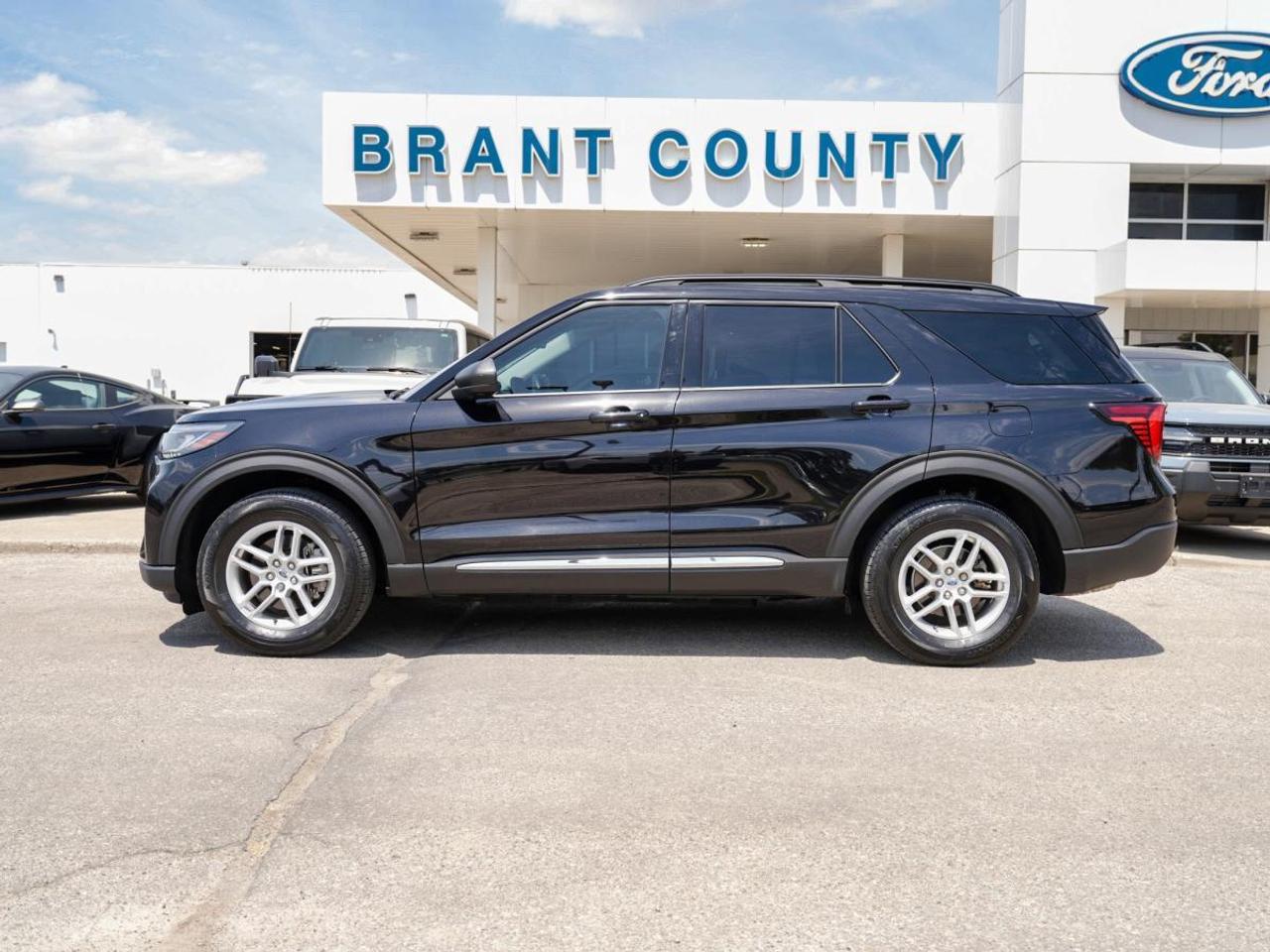 2025 Ford Explorer Awd | 7 Pass | Not A RENTAL | 4WD | LOW KM Photo2
