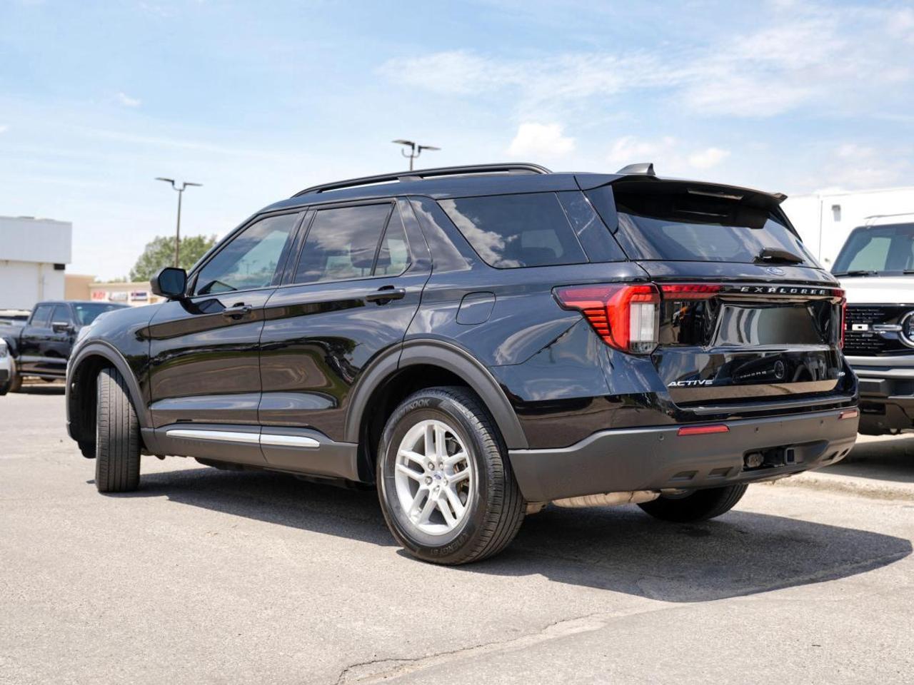 2025 Ford Explorer Awd | 7 Pass | Not A RENTAL | 4WD | LOW KM Photo
