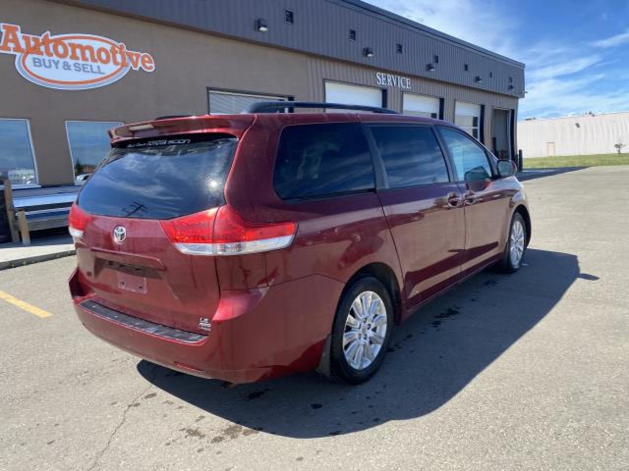 2012 Toyota Sienna LE AWD 7-PASSENGER V - Photo #2