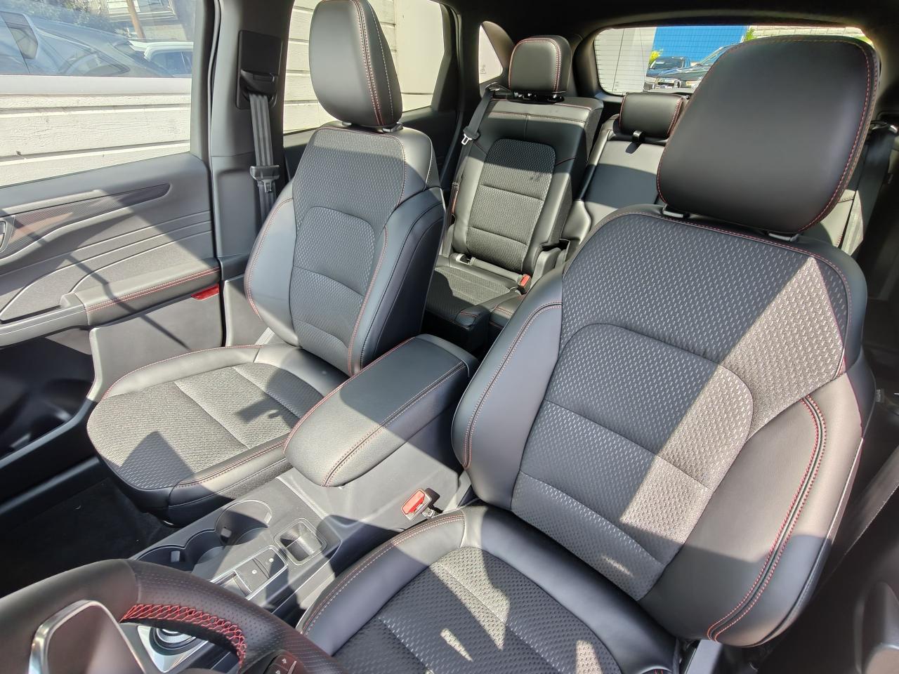 2025 Ford Escape ST-Line AWD Photo4