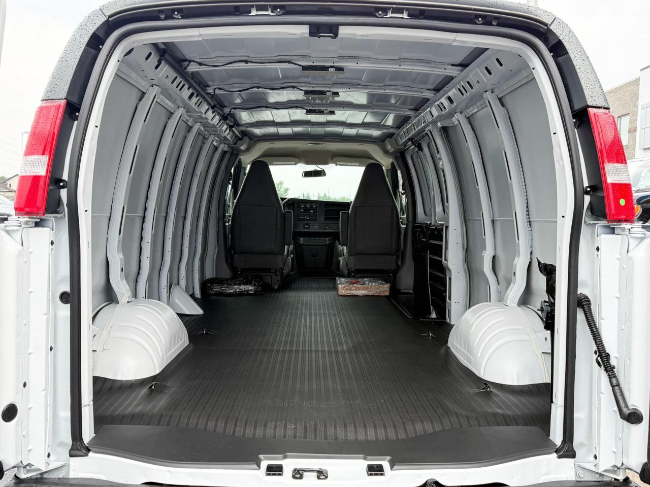 2025 GMC Savana 2500 Work Van 4.3L V6, REMOTE START/ENTRY, POWER DRIVER SEAT, AIR CONDITIONING, CRUISE CONTROL, MP3 PLAYER, BLUETOOTH, REAR VISION CAMERA Photo4