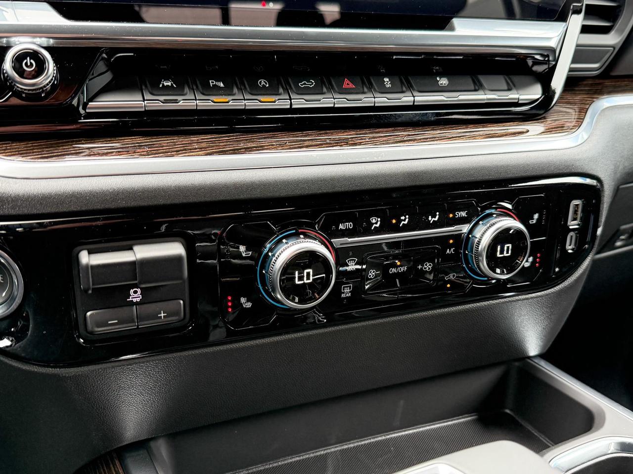 2025 GMC Sierra 1500 Elevation 5.3L V8 WITH REMOTE START/ENTRY, HEATED SEATS, HEATED STEERING WHEEL, CRUISE CONTROL, HD REAR VISION CAMERA, BOSE SOUND SYSTEM Photo