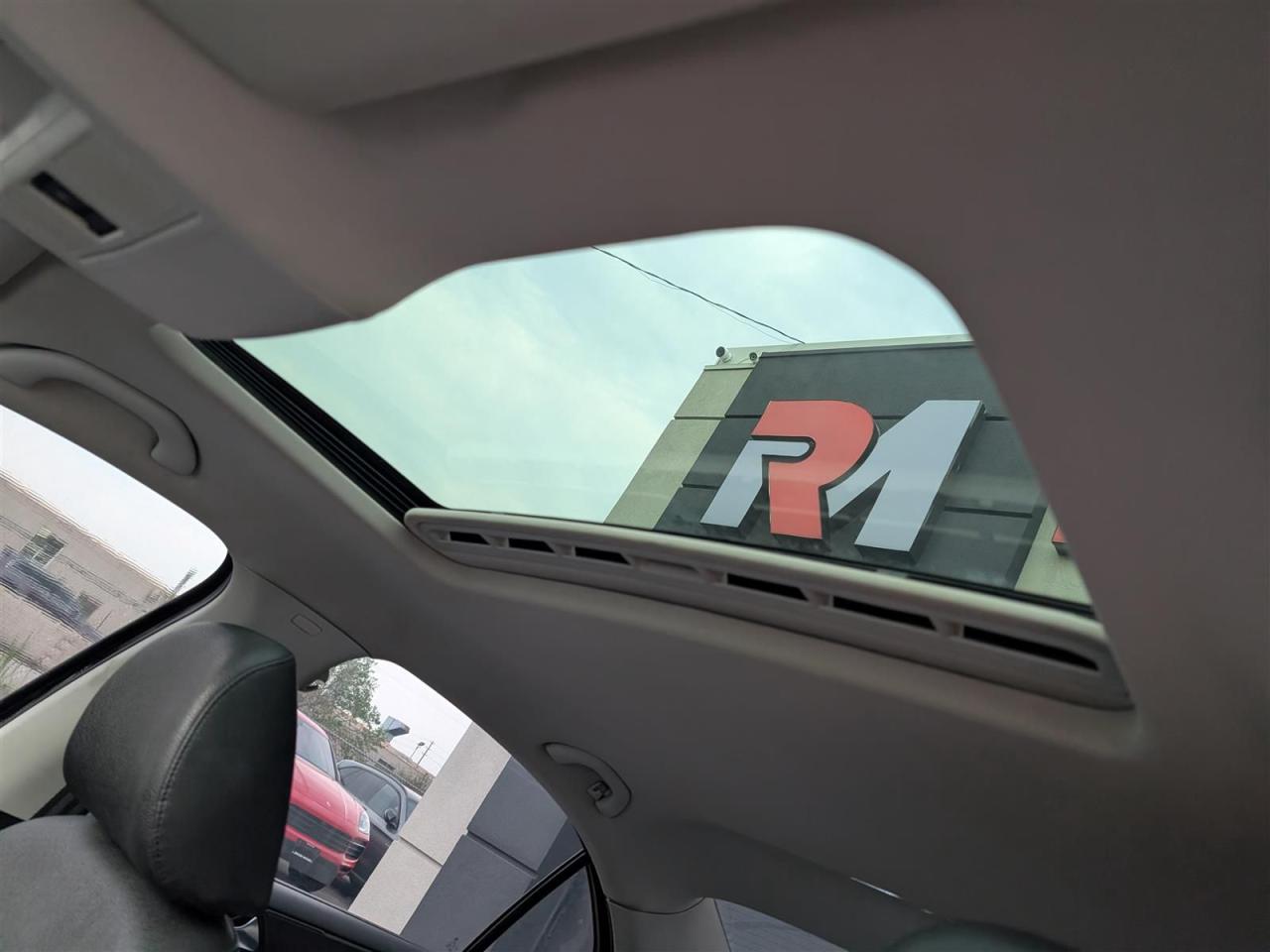 2011 Volkswagen Jetta - 5SPD - SUNROOF - LEATHER