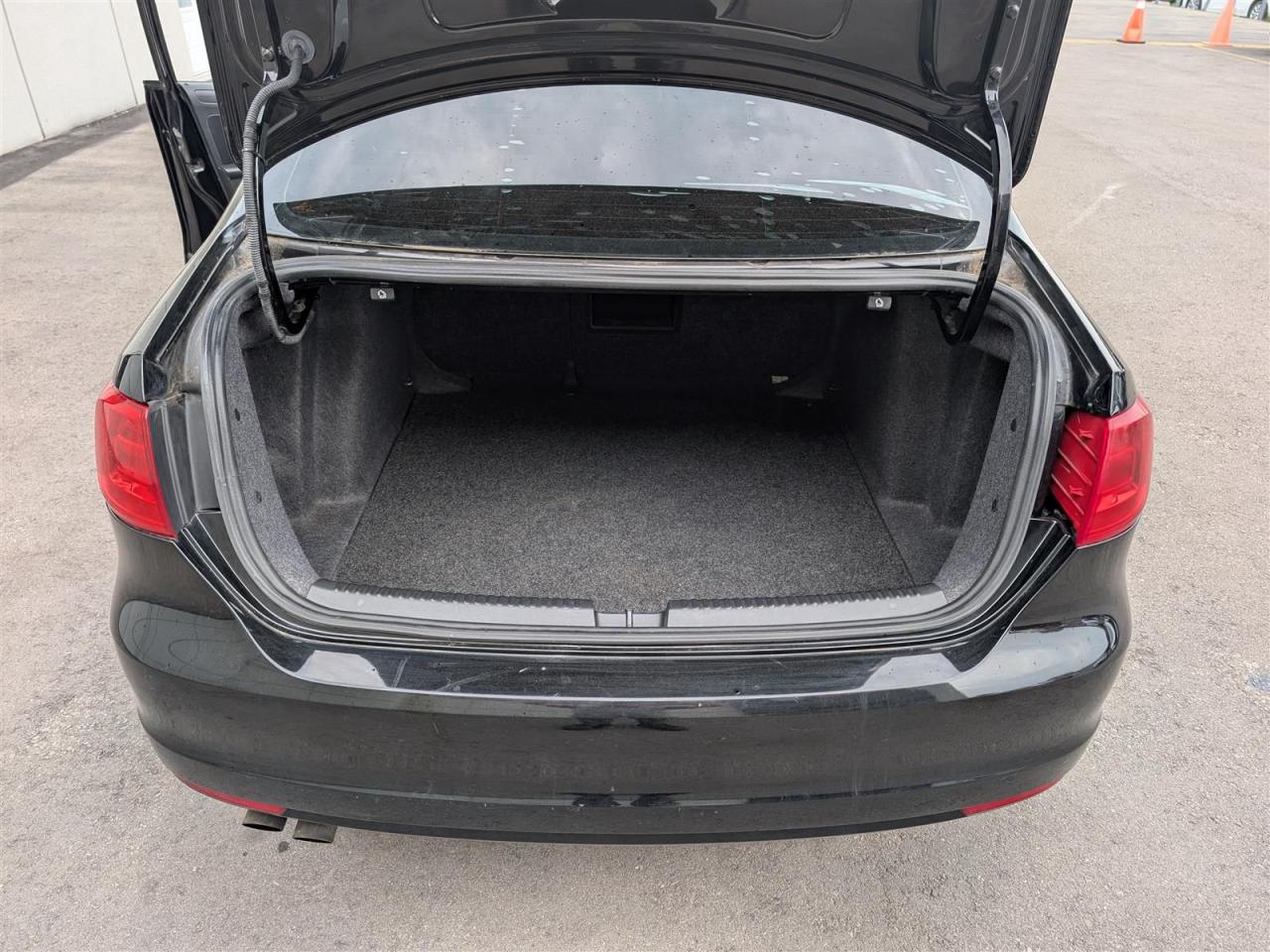 2011 Volkswagen Jetta - 5SPD - SUNROOF - LEATHER