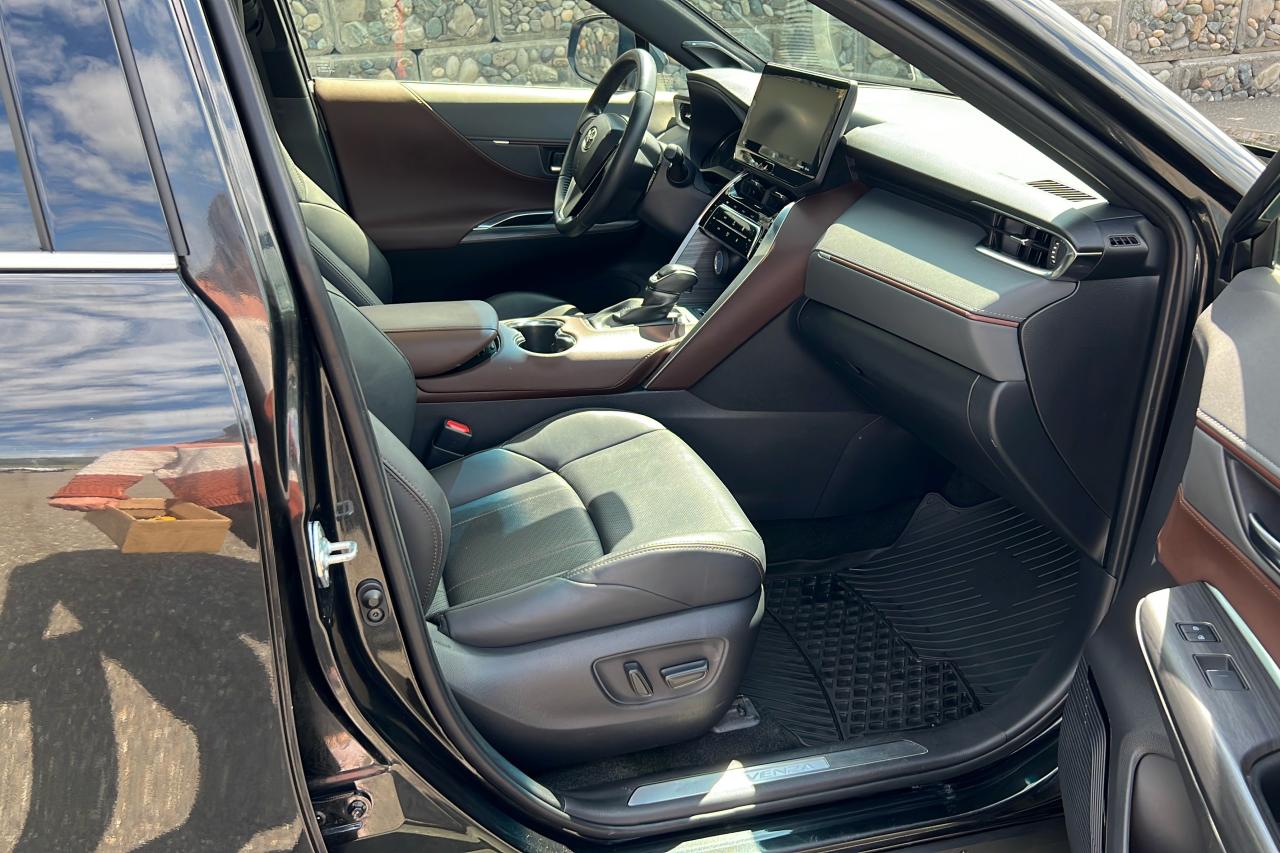 2022 Toyota Venza LIMITED Photo