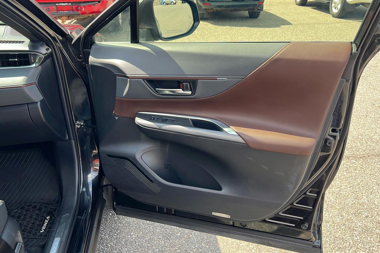 2022 Toyota Venza LIMITED Photo