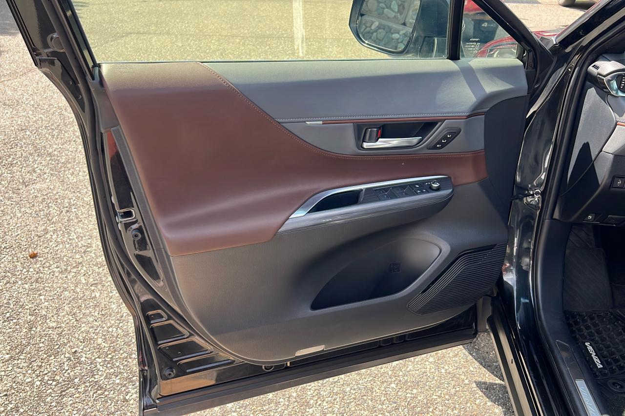 2022 Toyota Venza LIMITED Photo