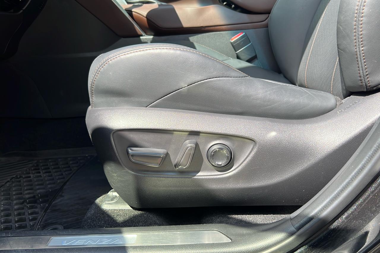 2022 Toyota Venza LIMITED Photo