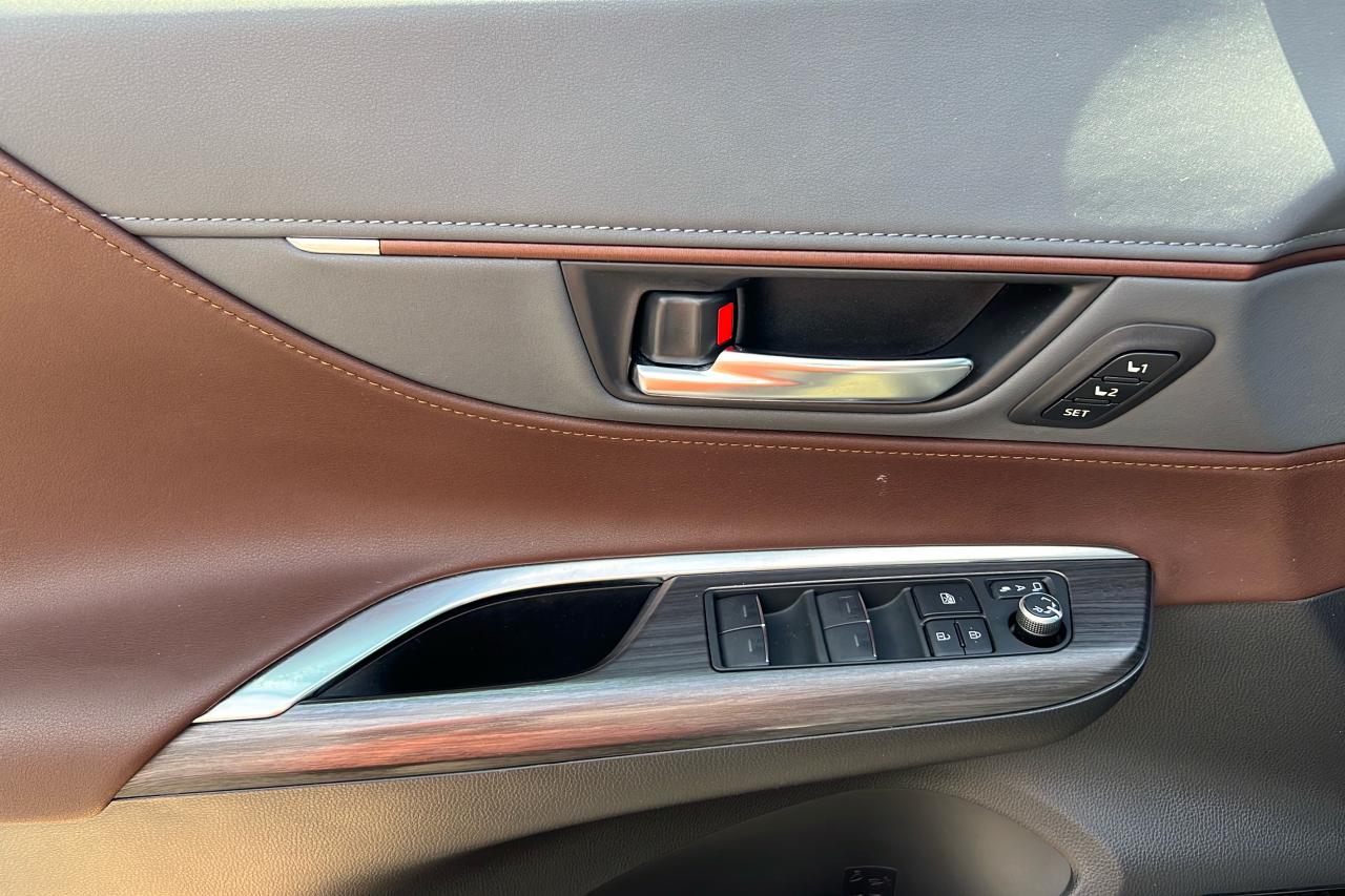 2022 Toyota Venza LIMITED Photo