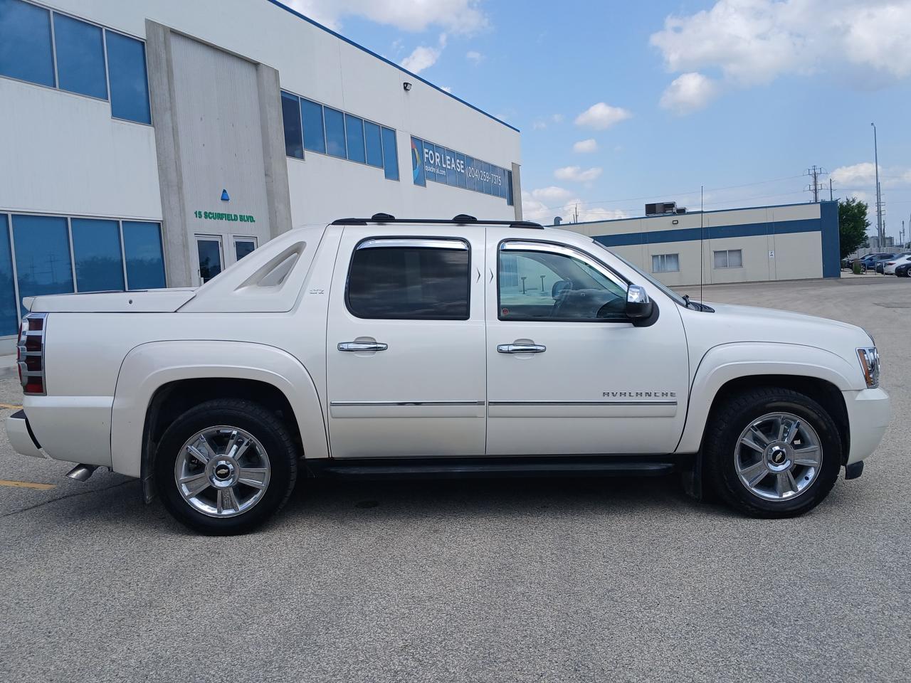 2010 Chevrolet Avalanche LTZ - Photo #4