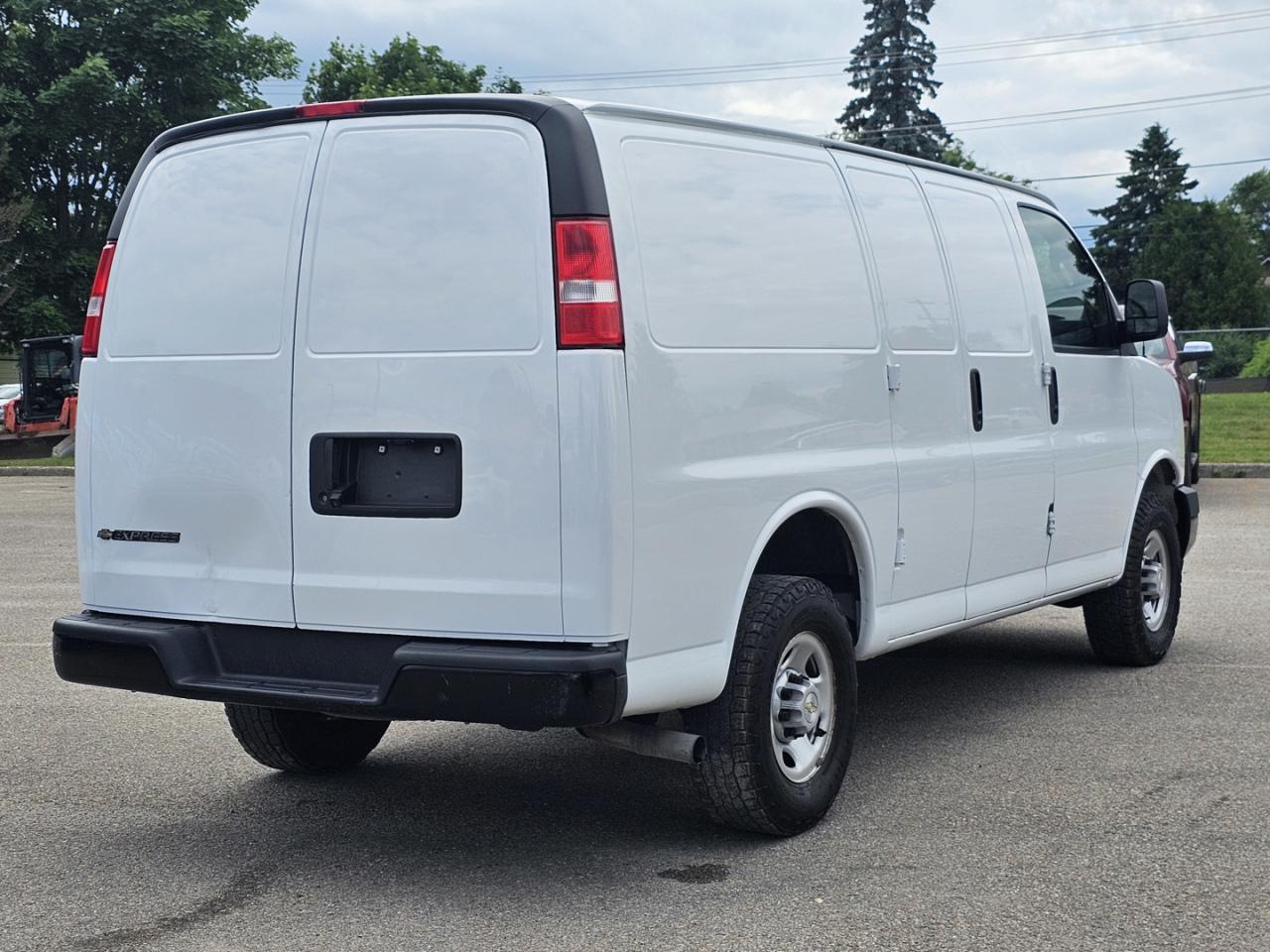 2022 Chevrolet Express 2500 Cargo 4.3L V6, RWD, A/C - Photo #5