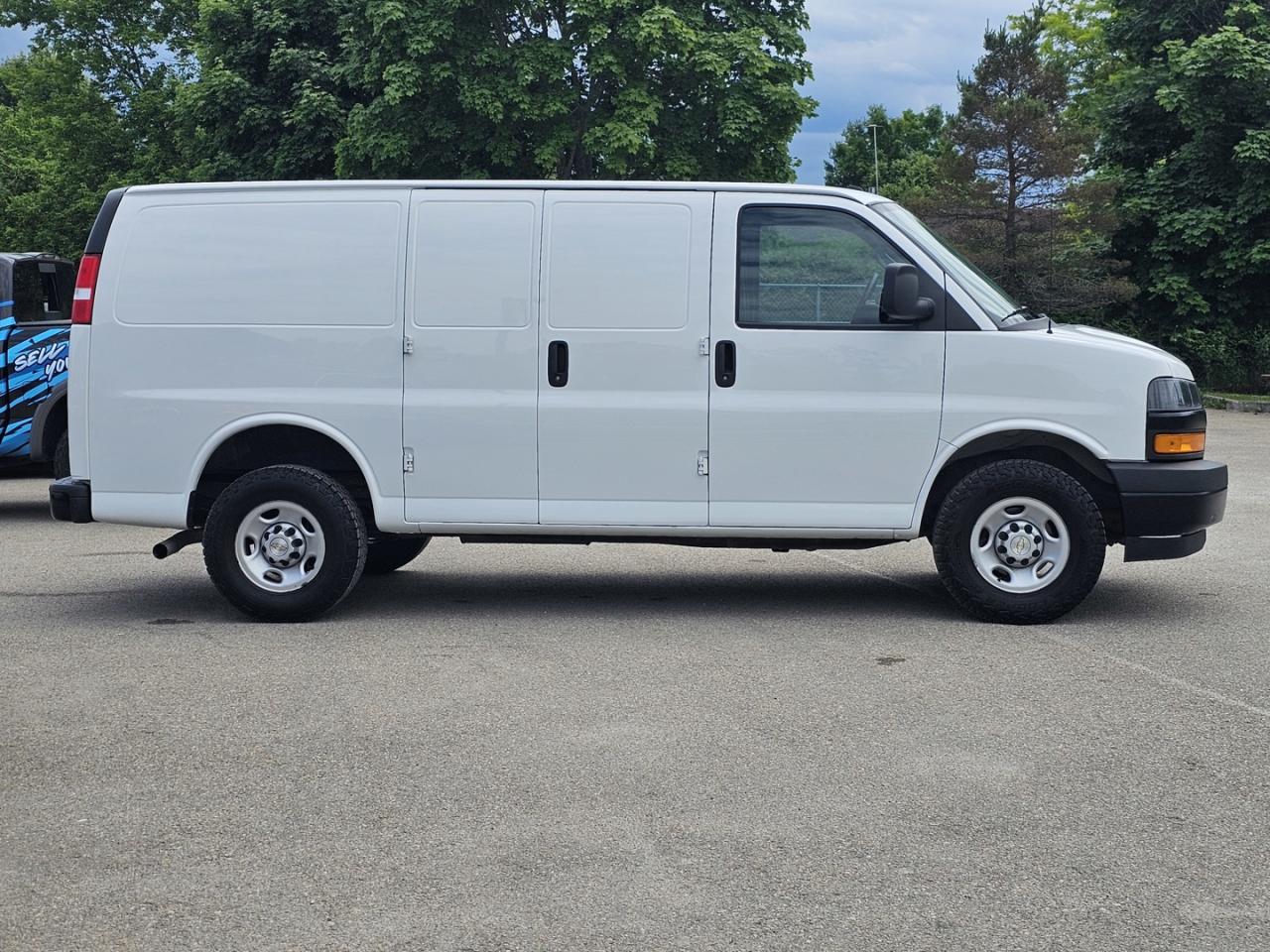 2022 Chevrolet Express 2500 Cargo 4.3L V6, RWD, A/C - Photo #4