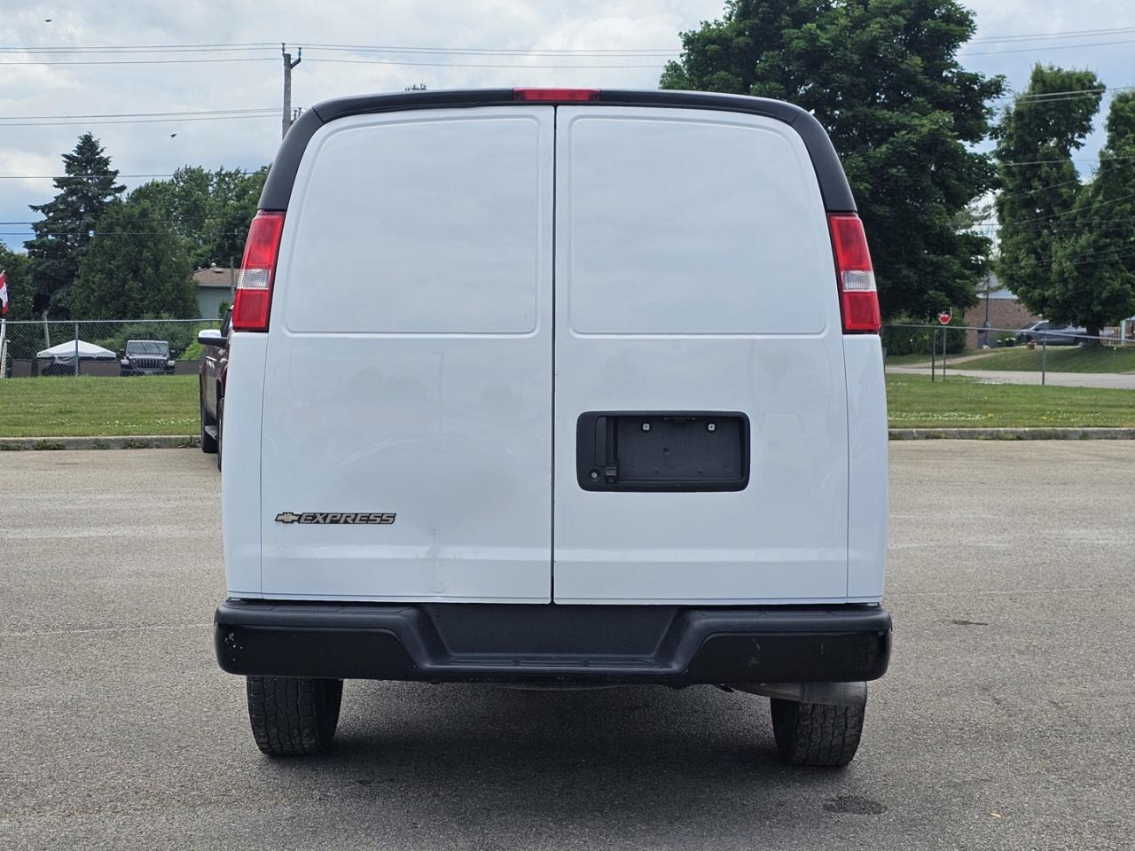 2022 Chevrolet Express 2500 Cargo 4.3L V6, RWD, A/C - Photo #6