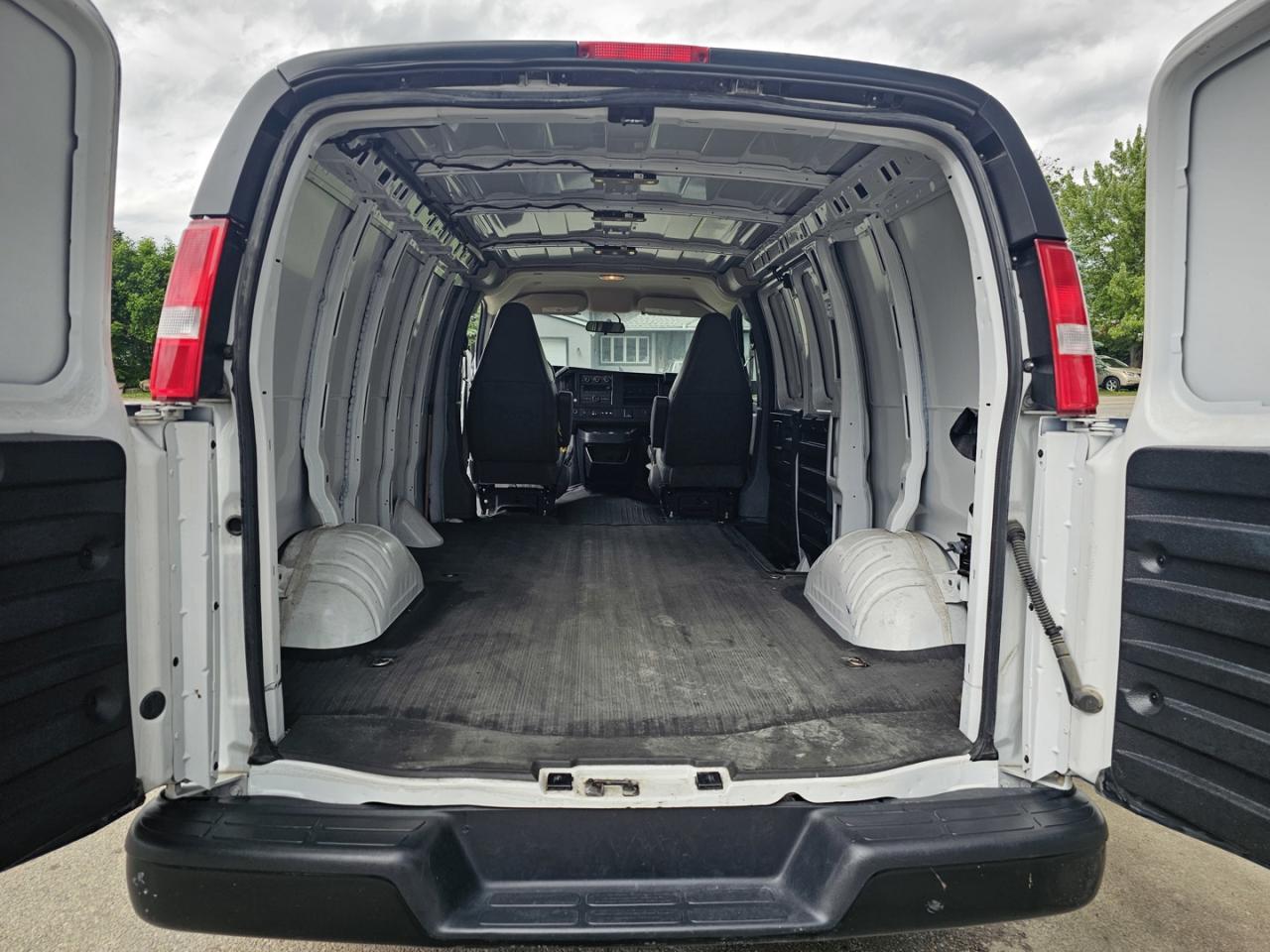 2022 Chevrolet Express 2500 Cargo 4.3L V6, RWD, A/C - Photo #10