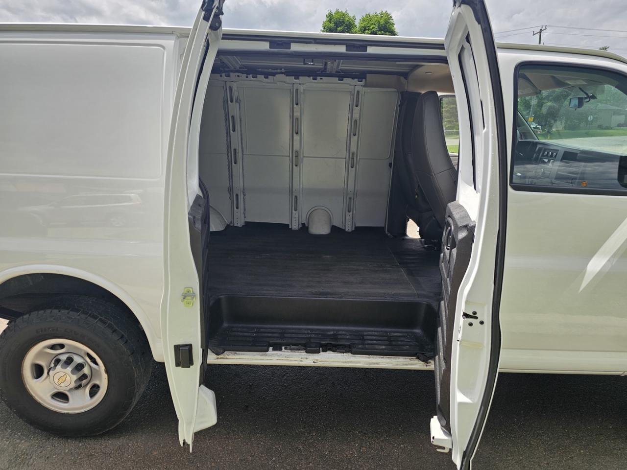 2022 Chevrolet Express 2500 Cargo 4.3L V6, RWD, A/C - Photo #11