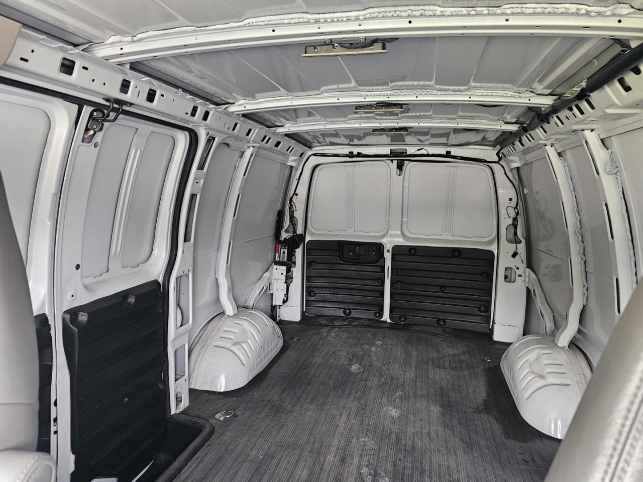 2022 Chevrolet Express 2500 Cargo 4.3L V6, RWD, A/C - Photo #12