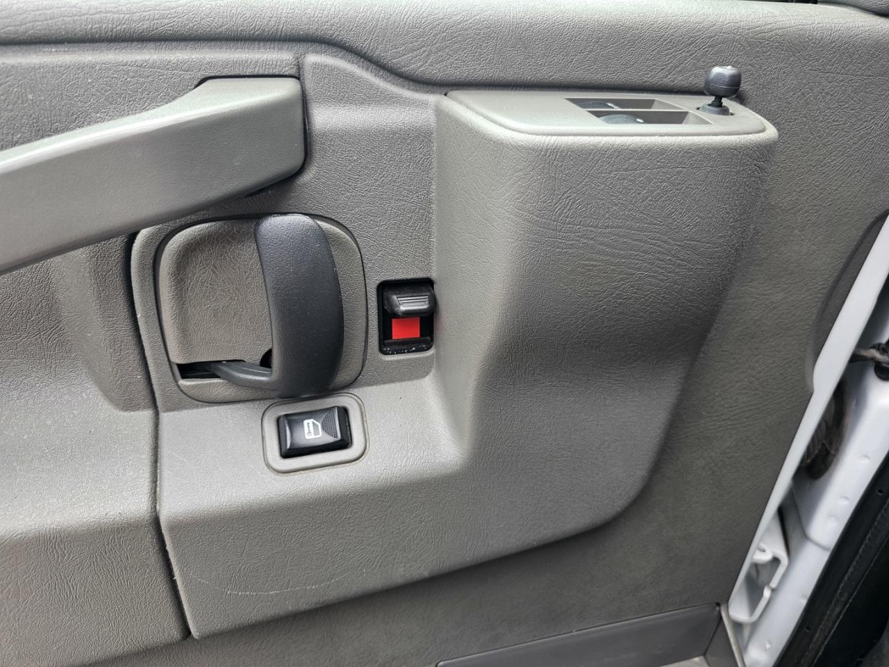 2022 Chevrolet Express 2500 Cargo 4.3L V6, RWD, A/C - Photo #13