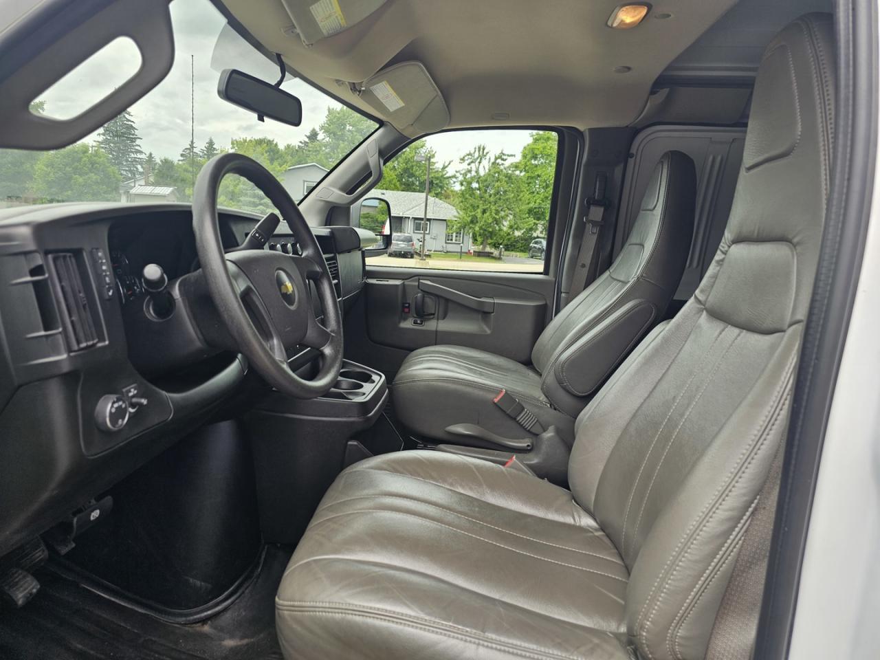 2022 Chevrolet Express 2500 Cargo 4.3L V6, RWD, A/C - Photo #15