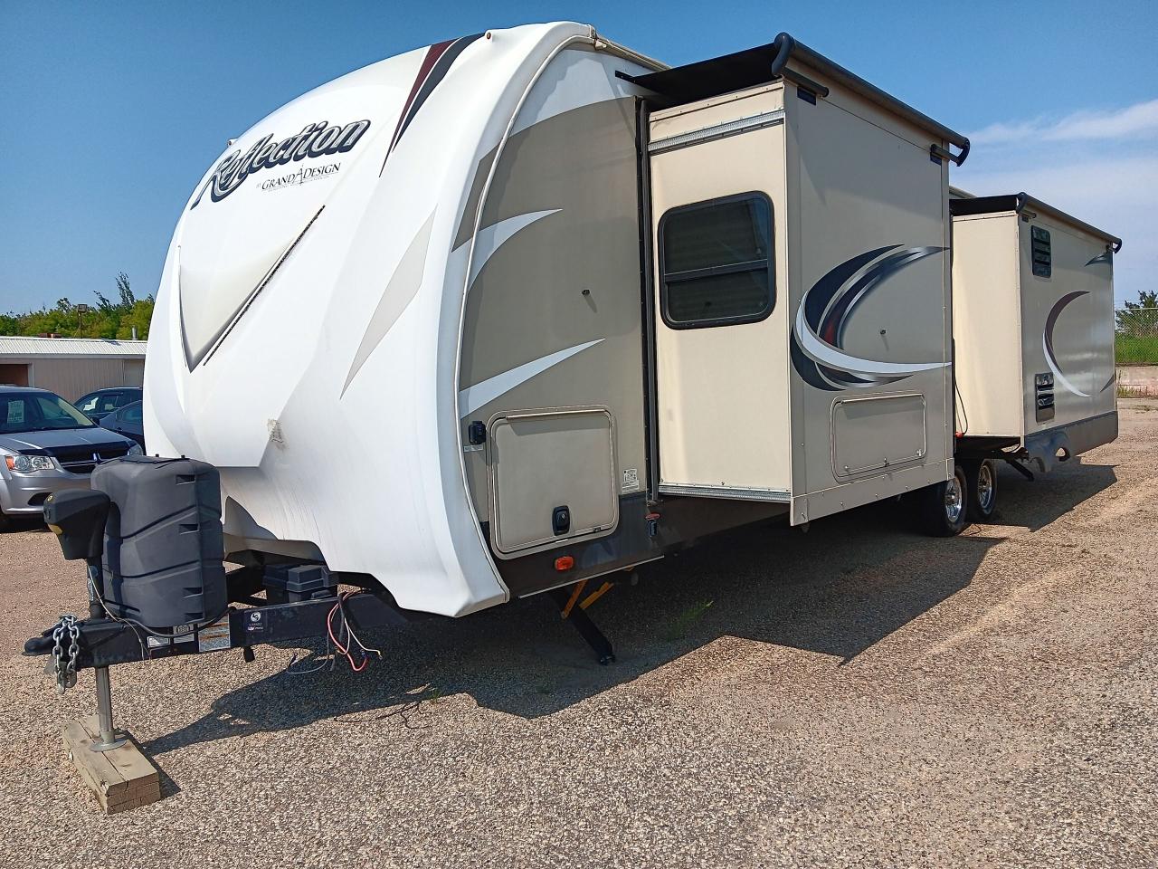 Used 2017 GRAND  DESIGN IMAGINE Reflection 315 RLTS 38 foot sleeps 6 4 Season wint for sale in Edmonton, AB