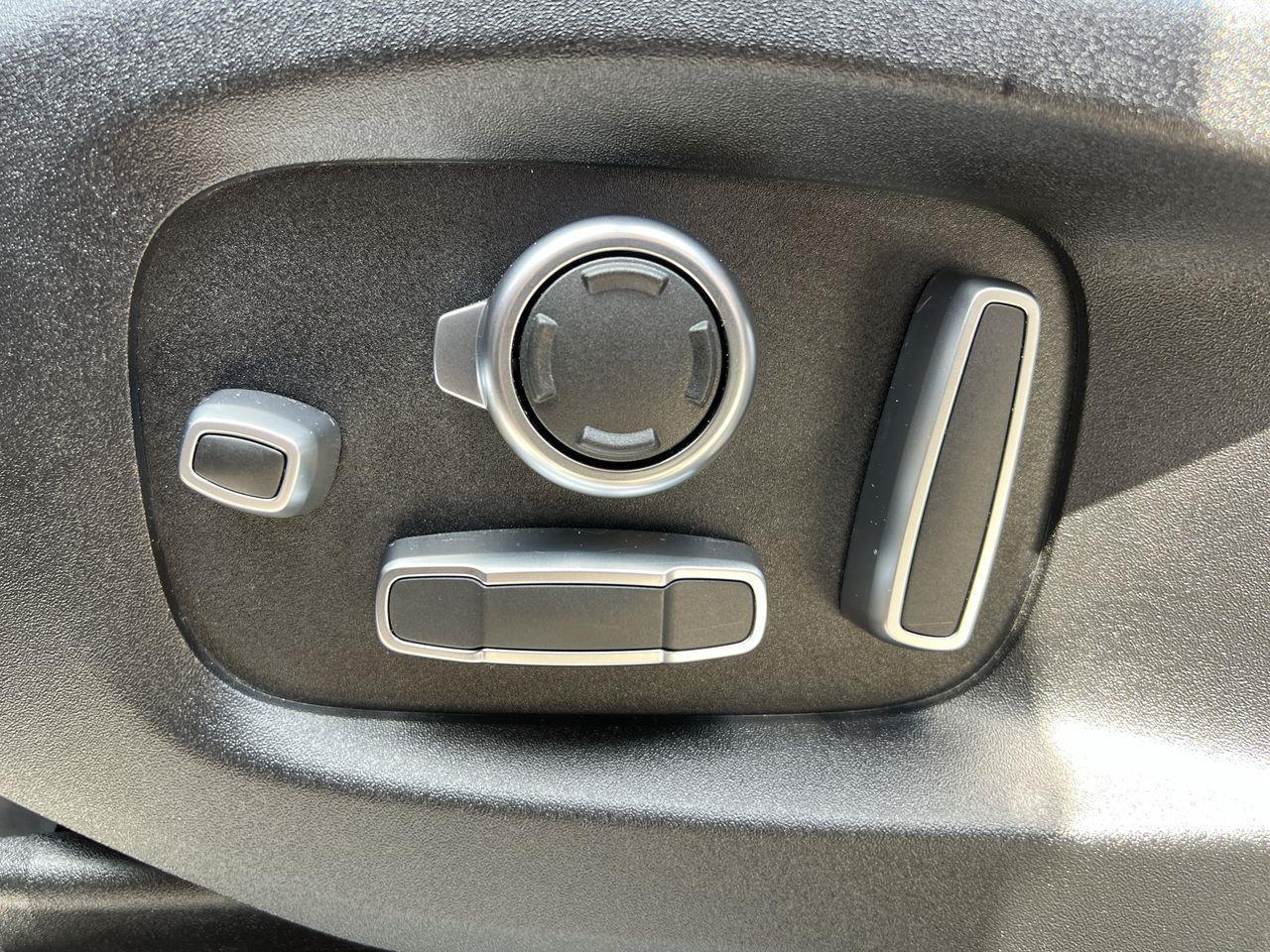 2020 Land Rover Range Rover Sport SVR AWD,  MOONROOF, HEATED LEATHER SEATS, POWER LIFTGATE, BACK UP CAM, NAV!! Photo