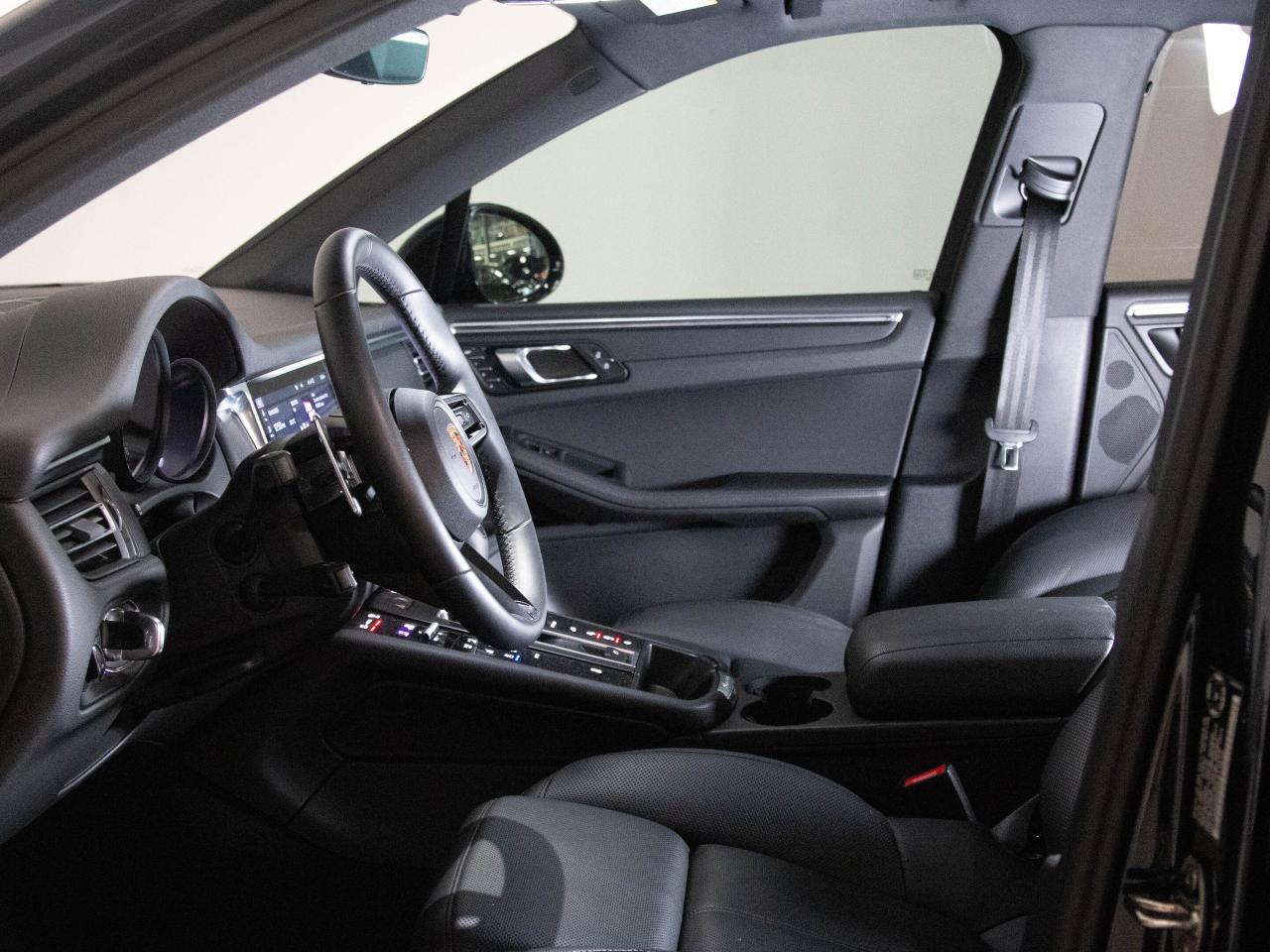 2023 Porsche Macan PREMIUM PLUS PACKAGE | 19" RIM |  PANO Photo