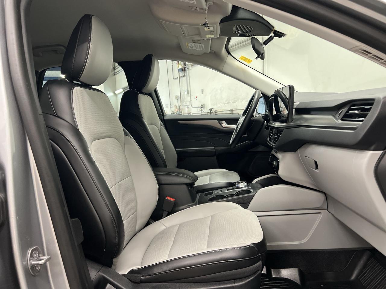 2024 Ford Escape PLUG-IN HYBRID | HTD SEATS | 13IN SCREEN | CARPLAY Photo