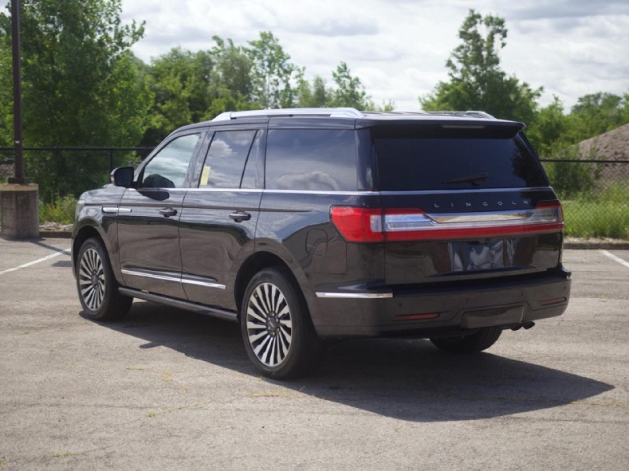 2021 Lincoln Navigator Reserve  **LUXURY PACKAGE** Photo2