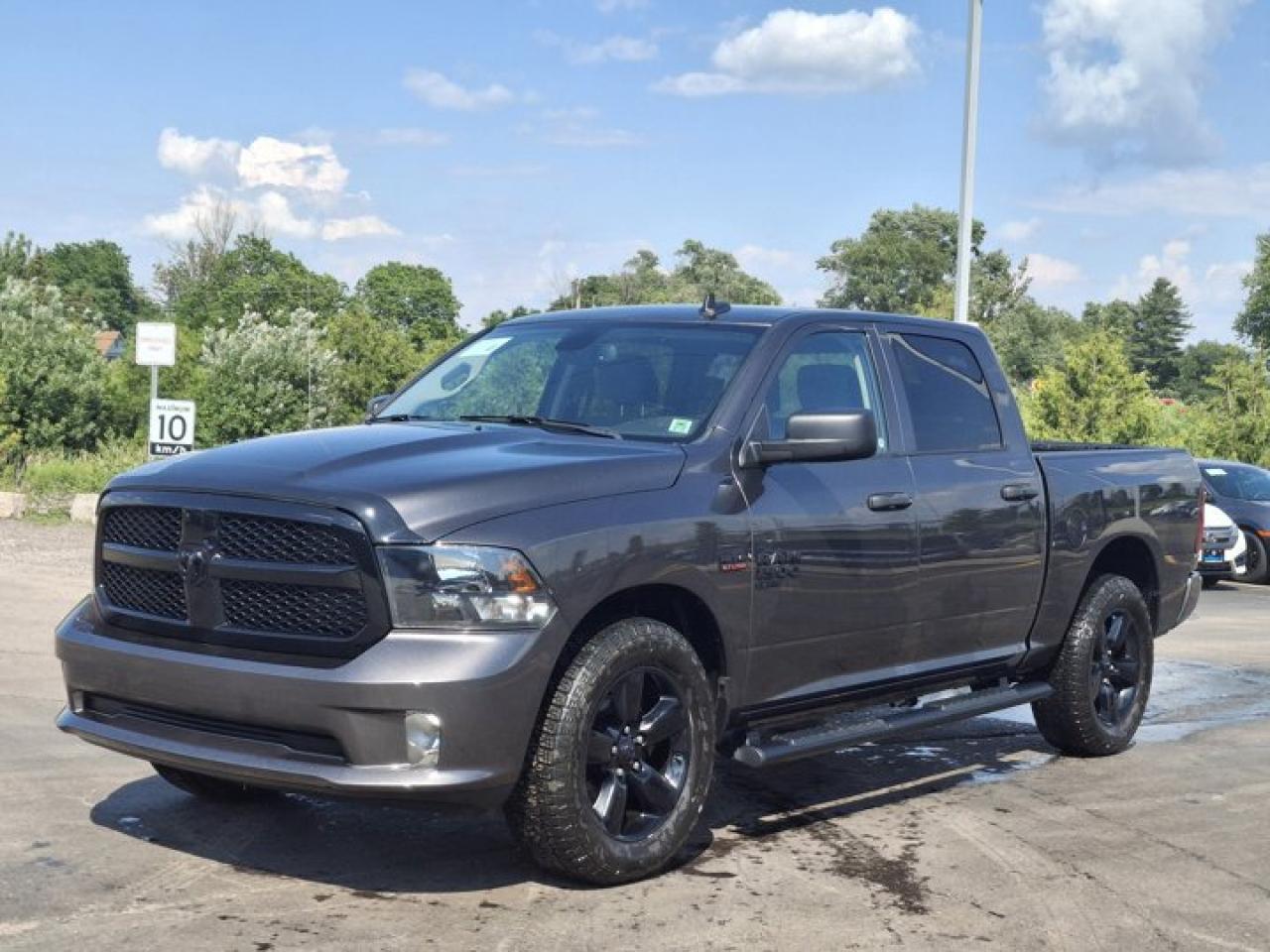 Used 2022 RAM 1500 Classic ExpressCrew 4X4 | 5.7L Hemi | 3.92 Ratio | Trailer Brake Control | Heated Wheel + Seats | and More ! for sale in Guelph, ON