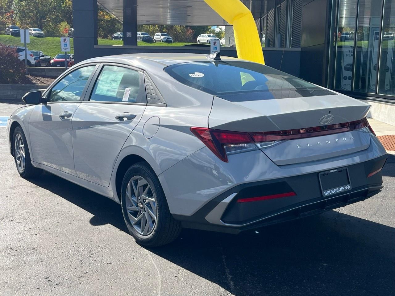 2025 Hyundai Elantra Preferred IVT Photo