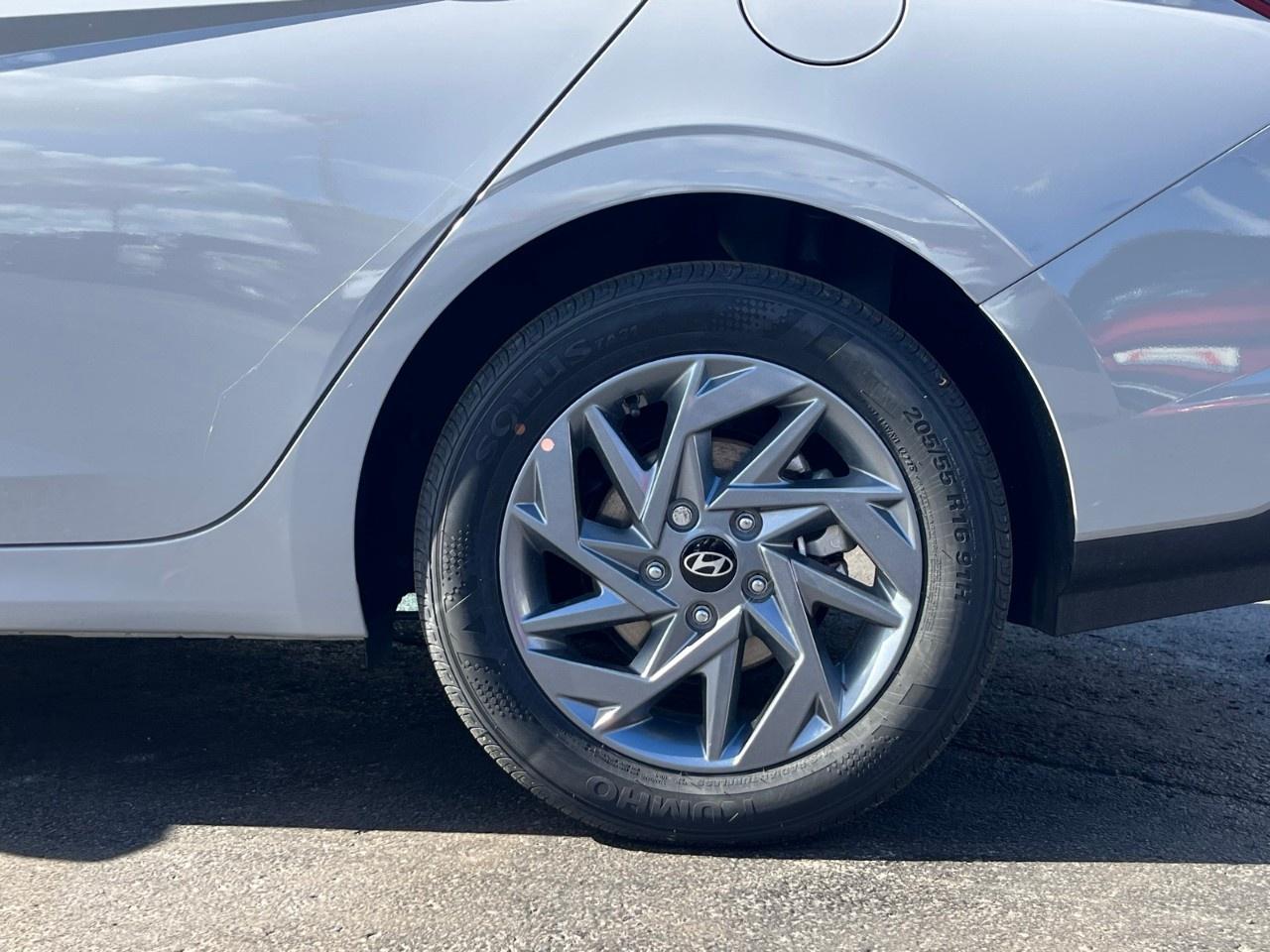 2025 Hyundai Elantra Preferred IVT Photo3