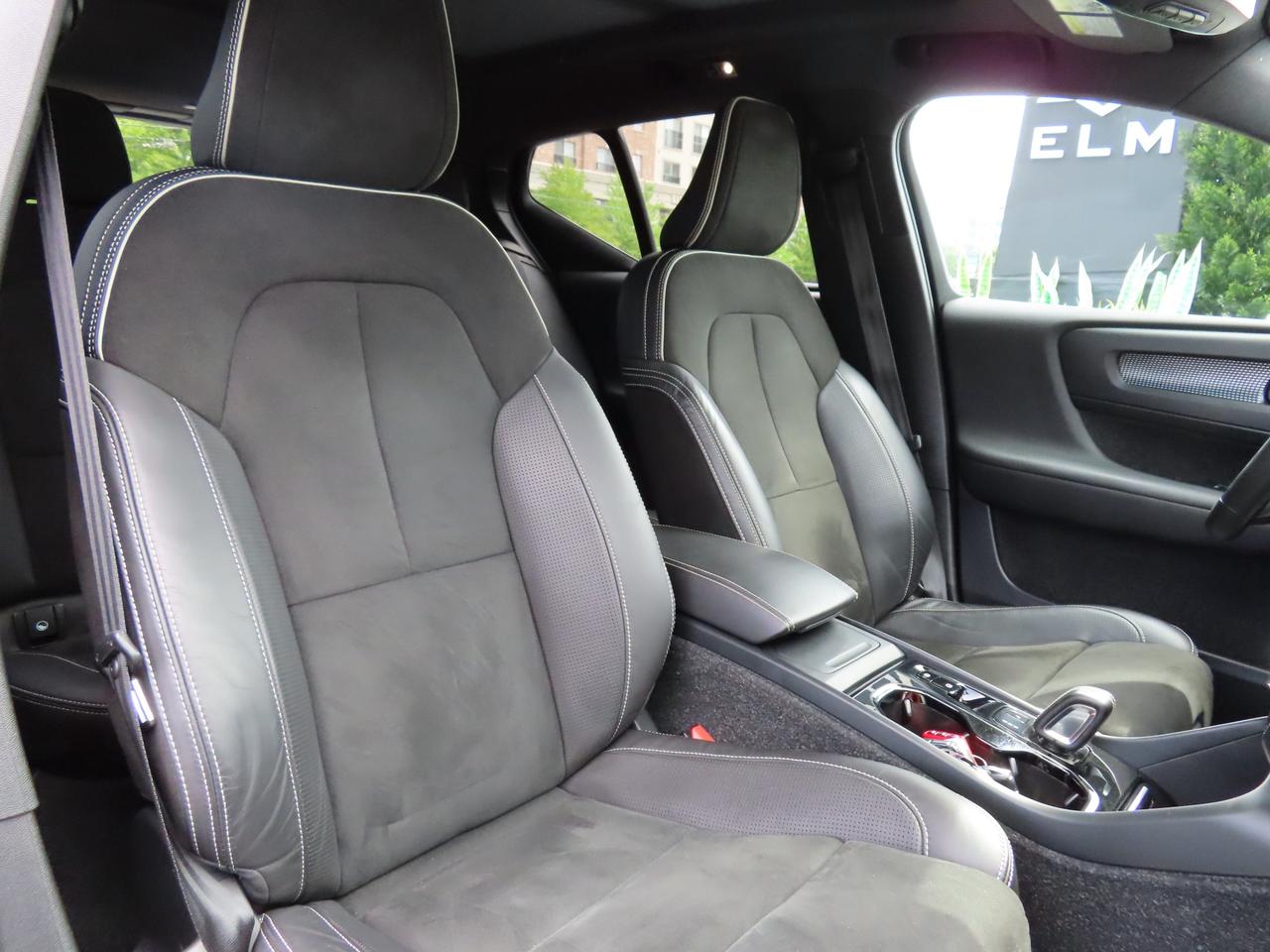 2019 Volvo XC40 T5 AWD R-Design Pkg - Moonroof - Leather !! Photo