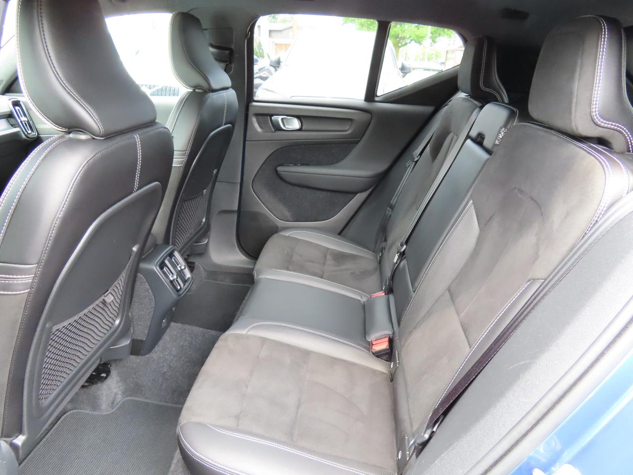 2019 Volvo XC40 T5 AWD R-Design Pkg - Moonroof - Leather !! Photo