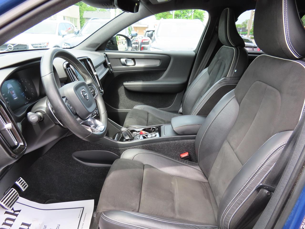 2019 Volvo XC40 T5 AWD R-Design Pkg - Moonroof - Leather !! Photo