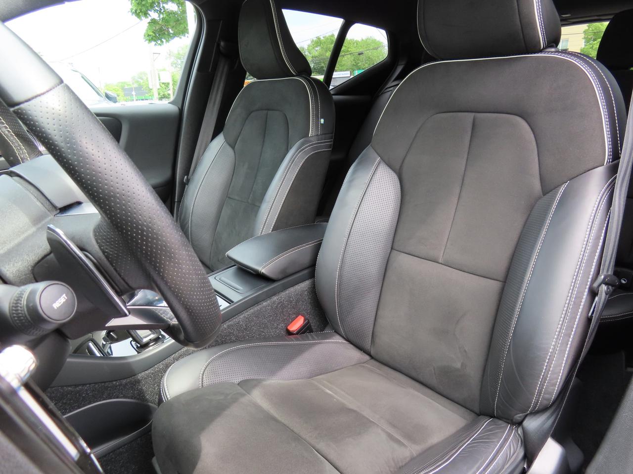 2019 Volvo XC40 T5 AWD R-Design Pkg - Moonroof - Leather !! Photo