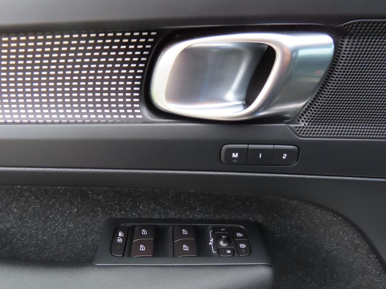 2019 Volvo XC40 T5 AWD R-Design Pkg - Moonroof - Leather !! Photo