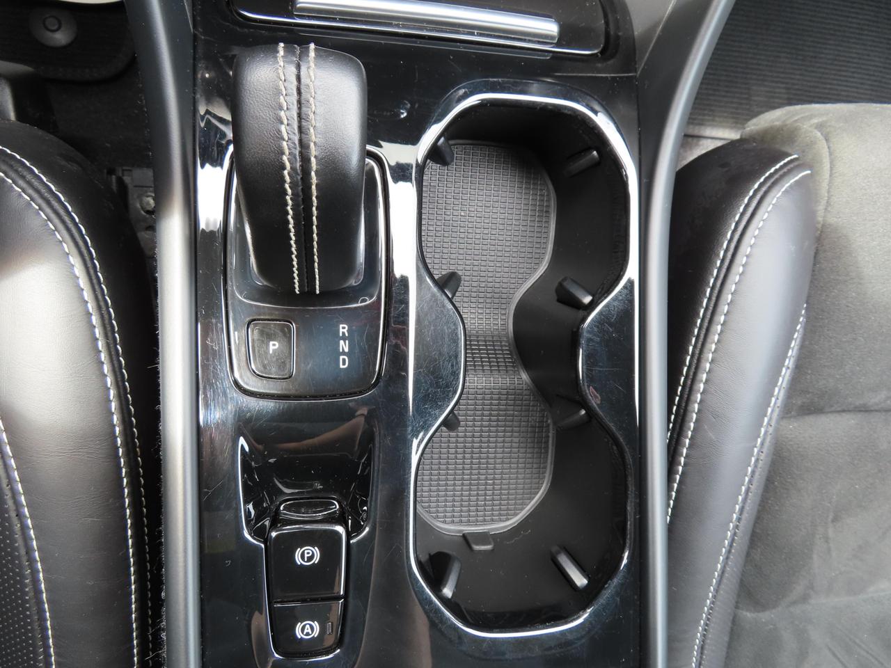 2019 Volvo XC40 T5 AWD R-Design Pkg - Moonroof - Leather !! Photo