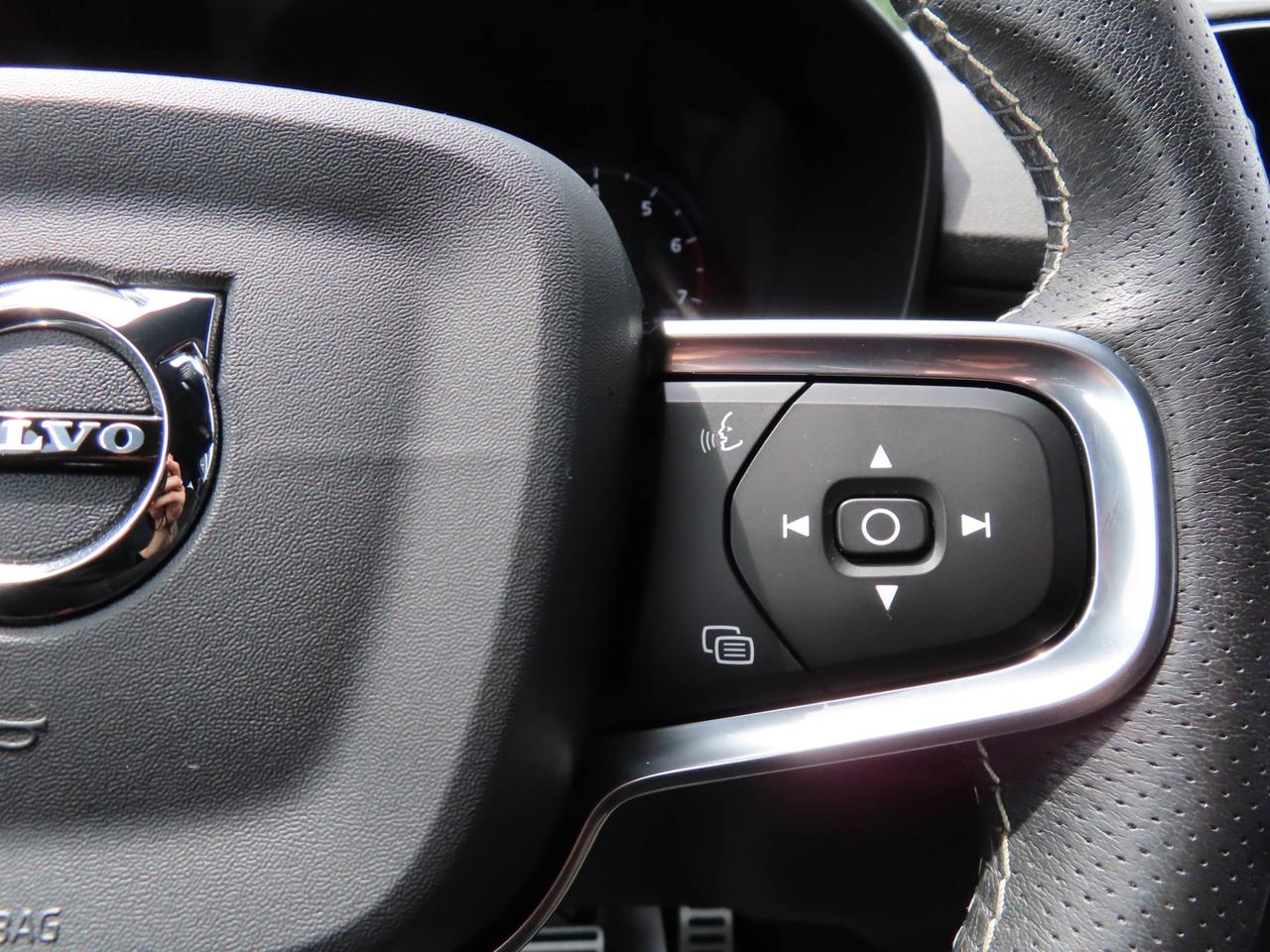 2019 Volvo XC40 T5 AWD R-Design Pkg - Moonroof - Leather !! Photo