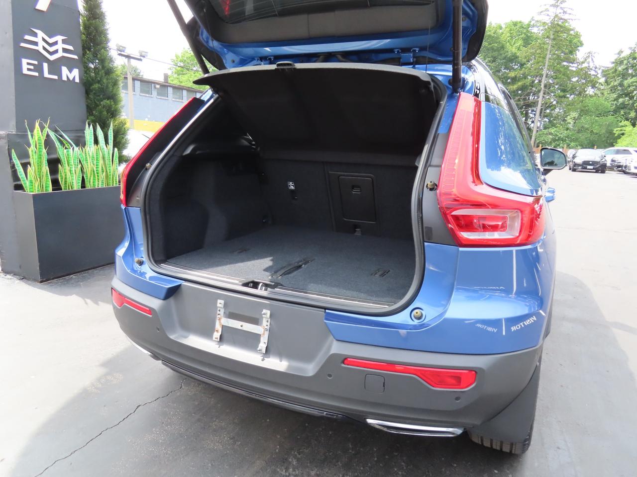2019 Volvo XC40 T5 AWD R-Design Pkg - Moonroof - Leather !! Photo