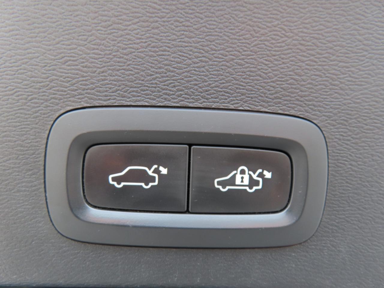 2019 Volvo XC40 T5 AWD R-Design Pkg - Moonroof - Leather !! Photo