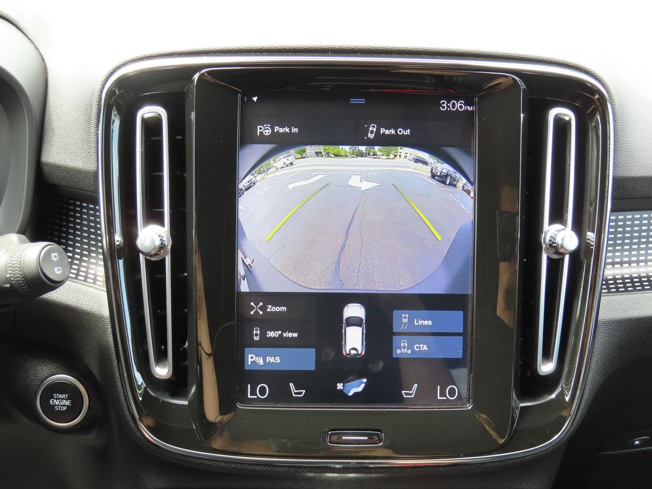 2019 Volvo XC40 T5 AWD R-Design Pkg - Moonroof - Leather !! Photo