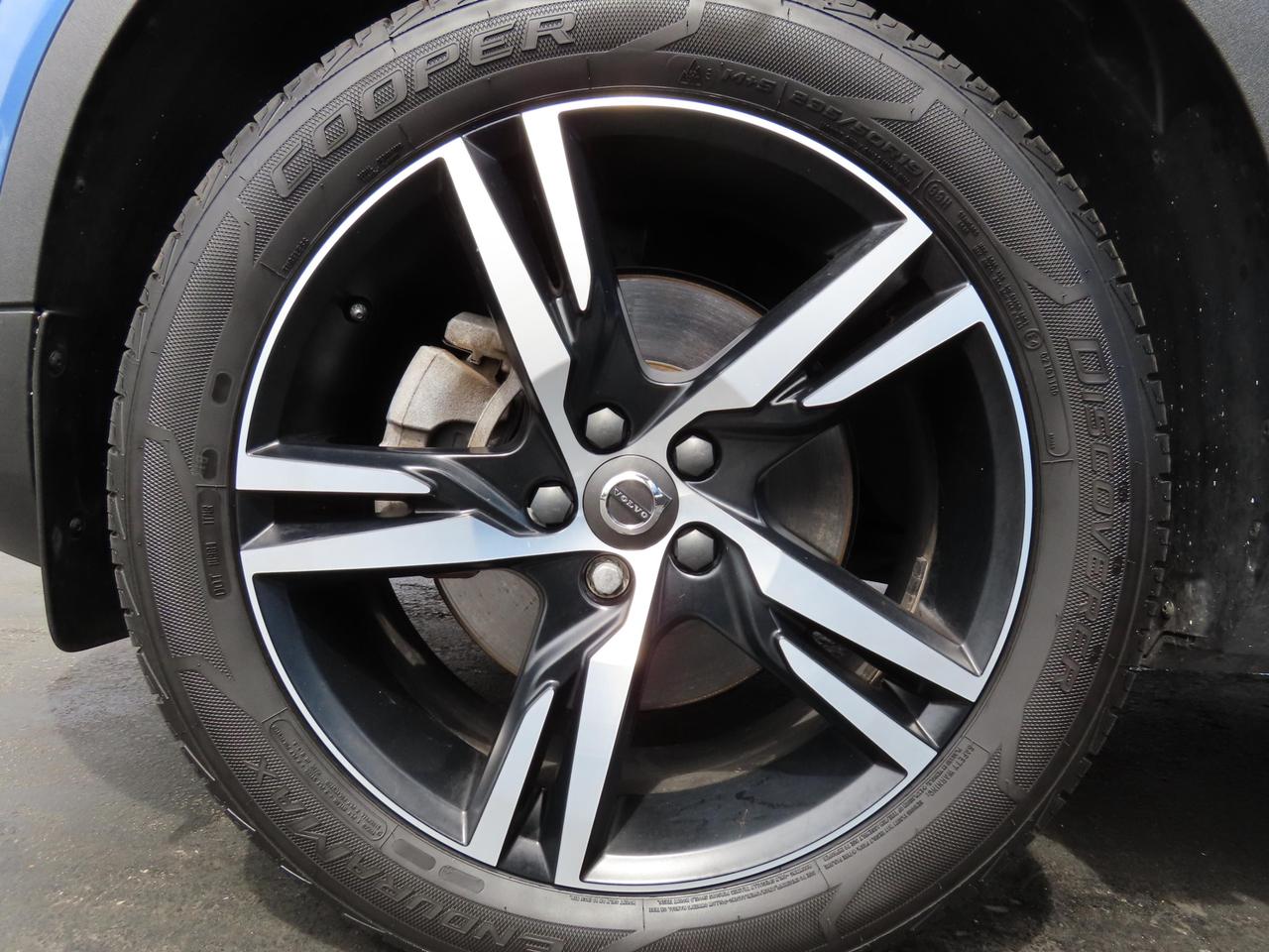 2019 Volvo XC40 T5 AWD R-Design Pkg - Moonroof - Leather !! Photo