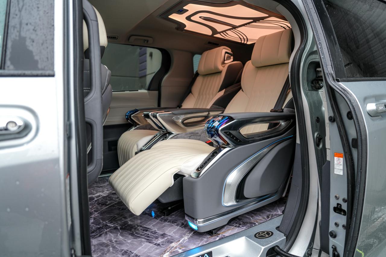 2021 Toyota Sienna XLE AWD - Photo #4