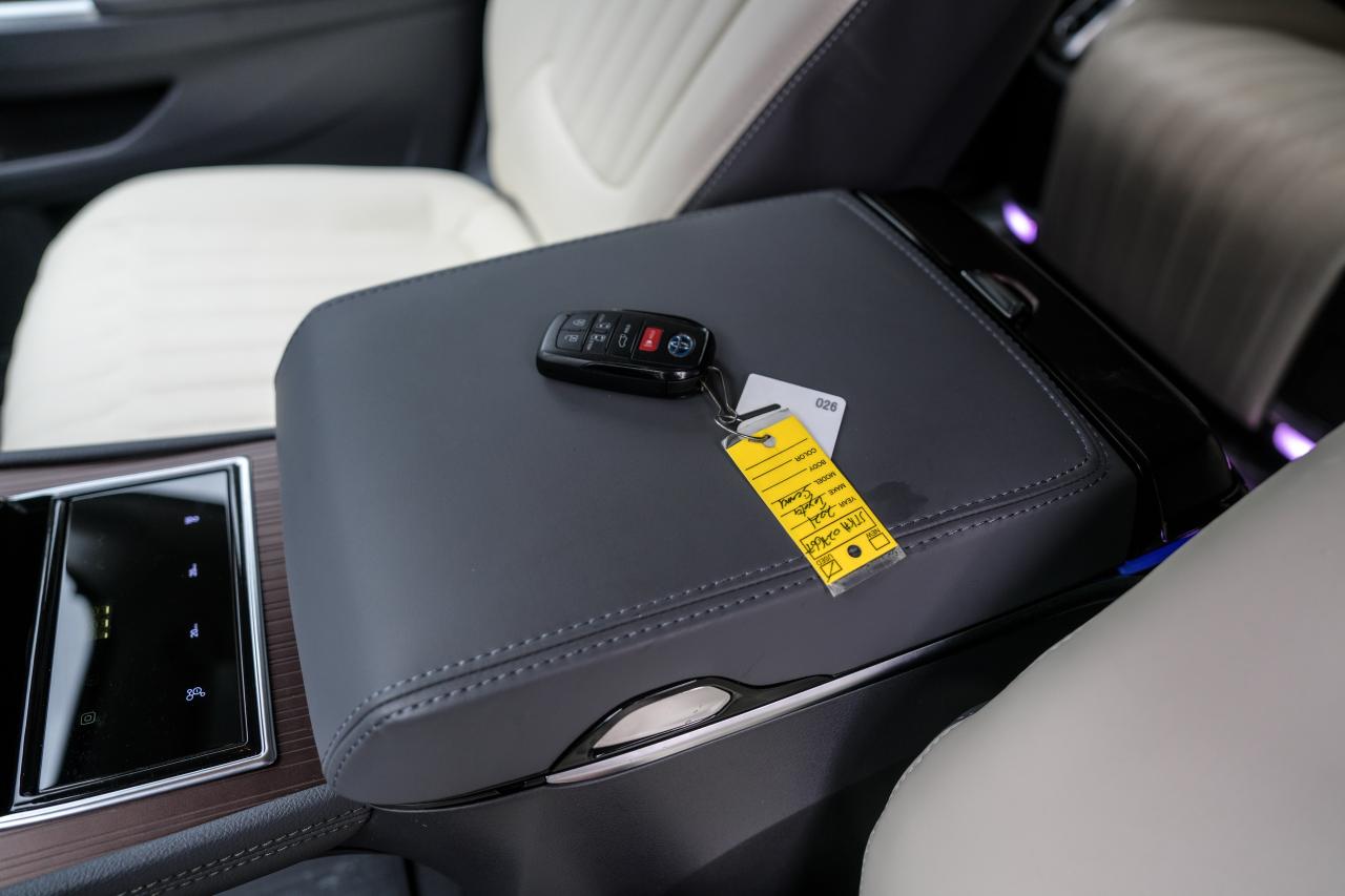 2021 Toyota Sienna XLE - Photo #10