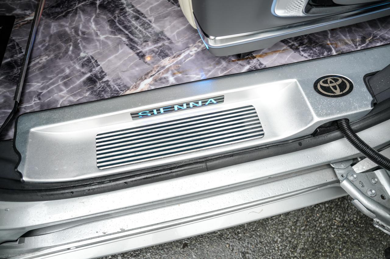 2021 Toyota Sienna XLE - Photo #15