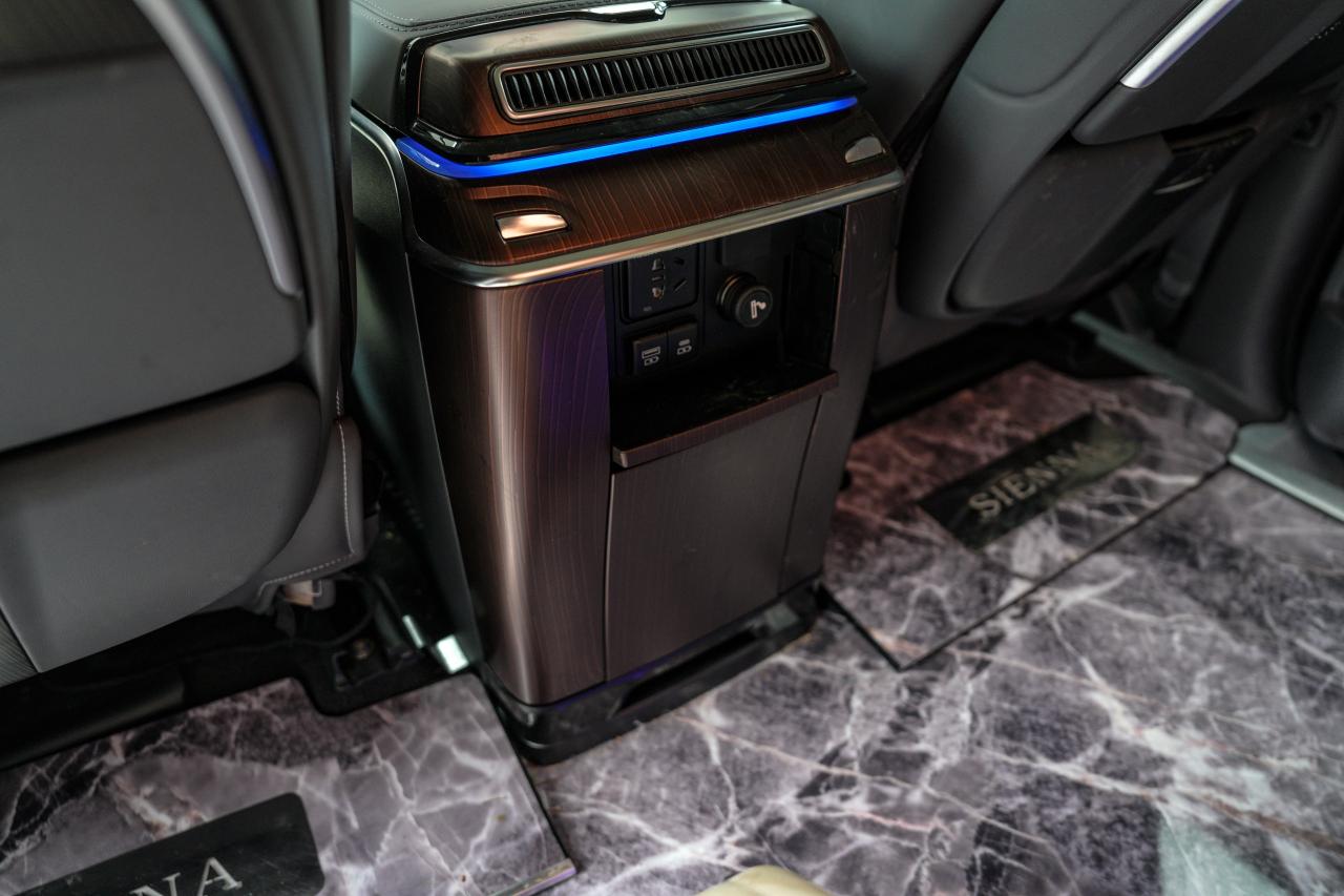 2021 Toyota Sienna XLE - Photo #19