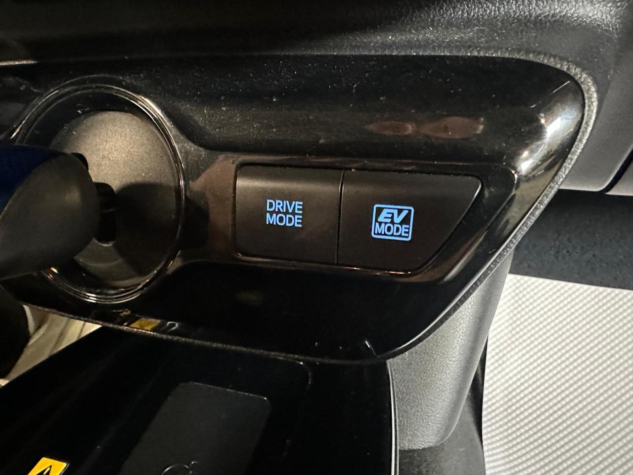 2019 Toyota Prius AWD | TECHNOLOGY | HYBRID | VARIABLE / CVT | 4 CLY - Photo #26